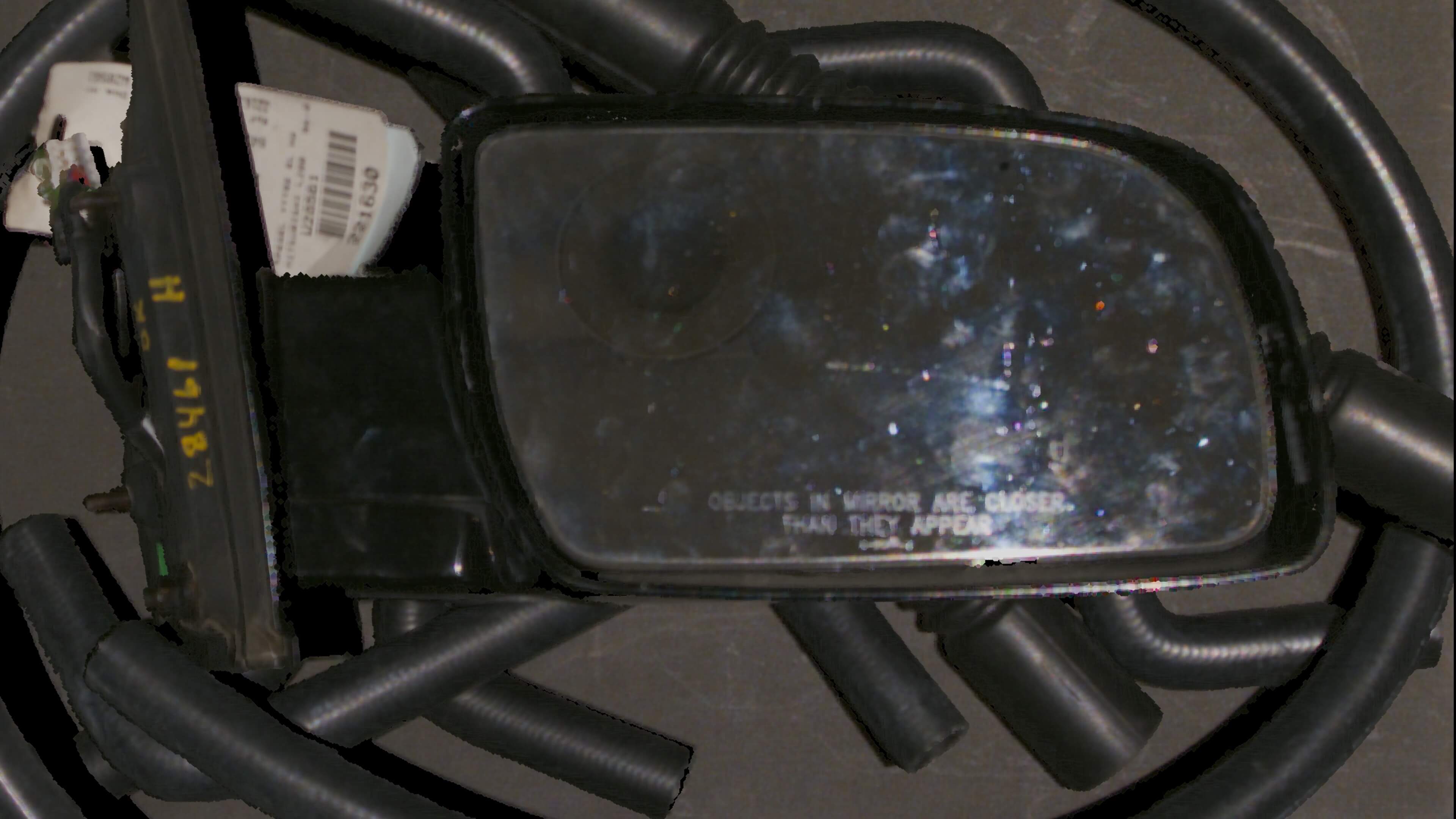 제조 자동화에서 검은색과 반사되는 부품을 클로즈업한 모습 - Zivid 3 XL250으로 캡처.