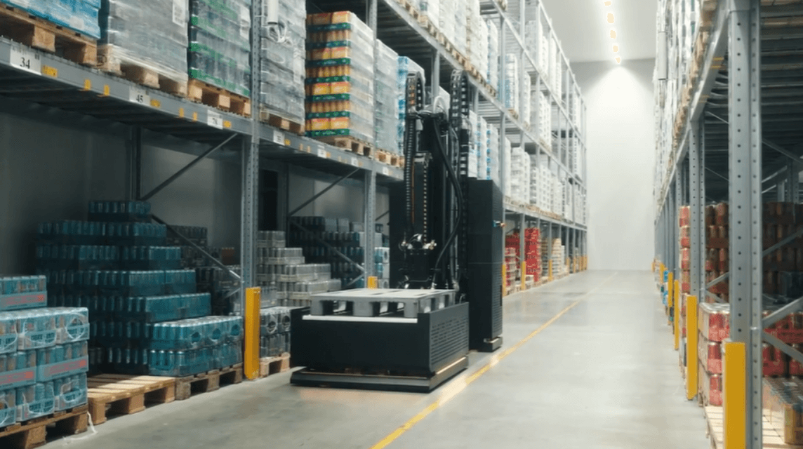 Solwr's unique mobile picking robot for warehouse automation